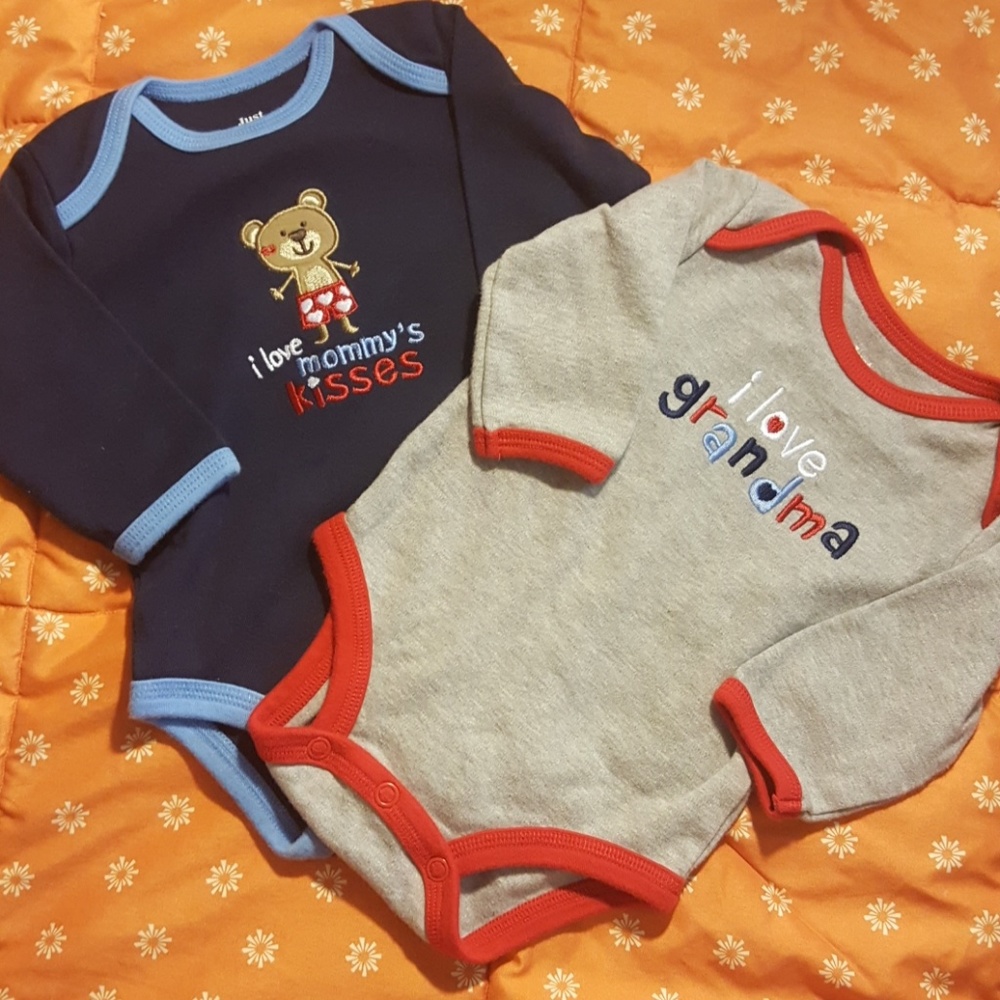 📣5 for $25🚨 TWO Carter's Onesies (3-6m)